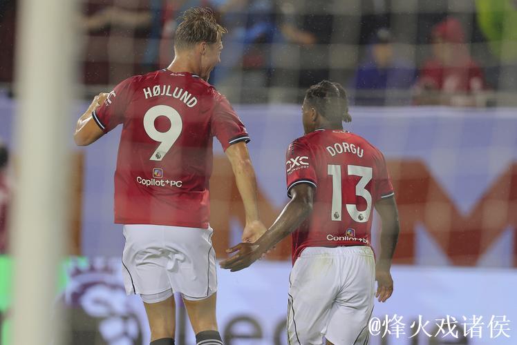 曼联2-1伯恩茅斯半场:控球52%-48%,射门17-7射正4-3 曼联2-1伯恩茅斯半场:控球52%-48%,射门17-7射正4-3